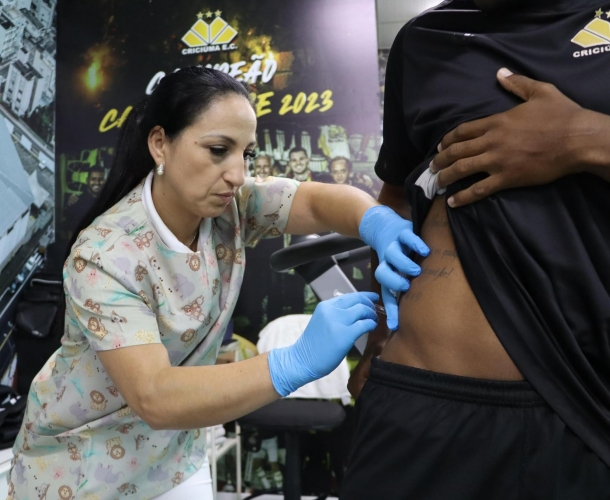 Atletas e comissão do Tigre são vacinados contra a gripe