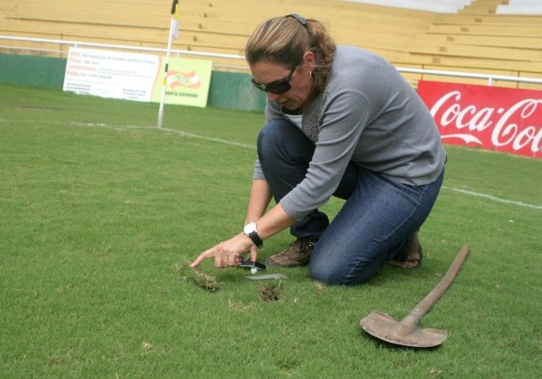 Agrônoma da Fifa visita Heriberto Hülse