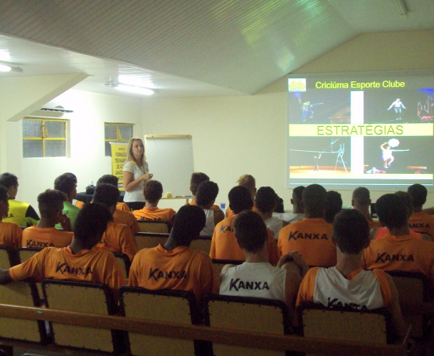 Atletas da base participam de palestra