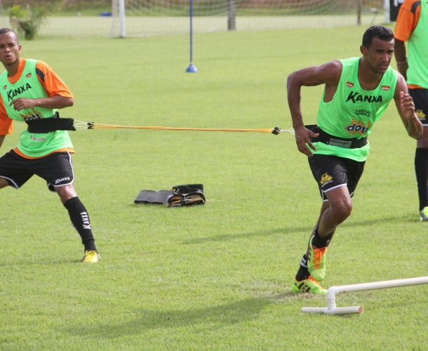 Atletas fazem trabalho físico