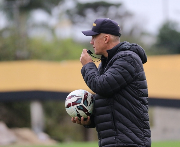 Baptista faz treinamento tático na manhã de sábado