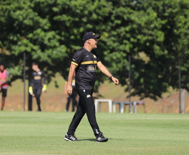 Baptista faz treino tático nesta sexta-feira