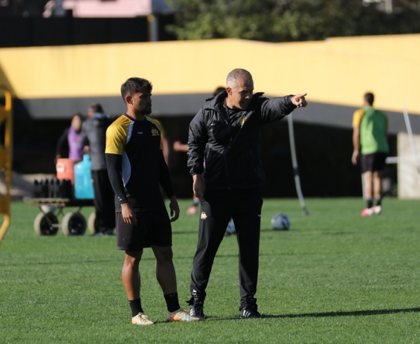 Baptista faz treino tático para o duelo de sexta