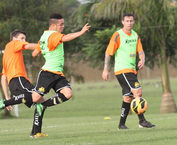 Caio Júnior faz trabalho tático no CT