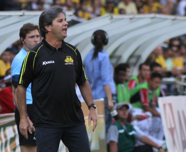 Caio Júnior lamenta erros de arbitragem