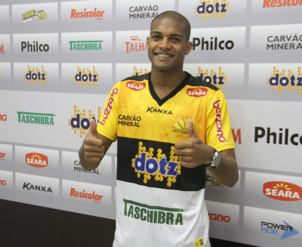 Criciúma contrata lateral Maicon