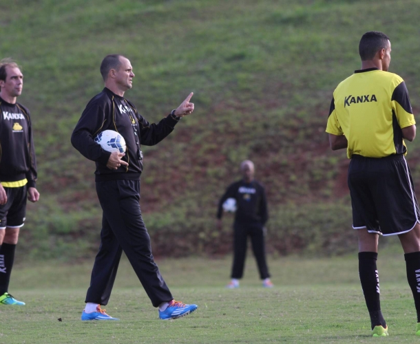 Criciúma joga contra o Coritiba