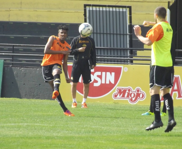 Criciúma realiza treino no Heriberto Hülse