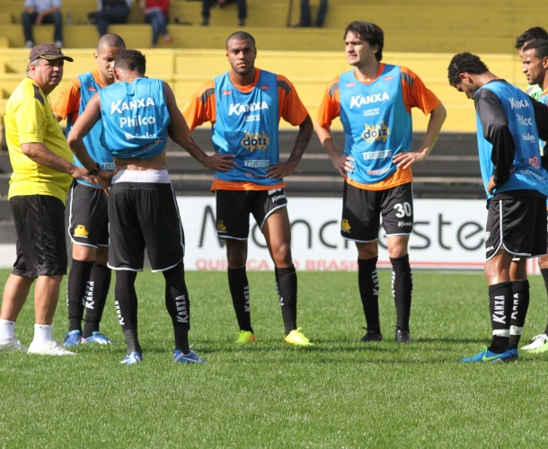 Criciúma recebe o Goiás
