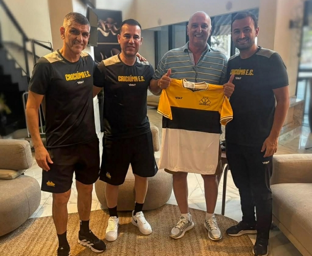 Delegação recebe a visita do ex-goleiro Luiz Henrique