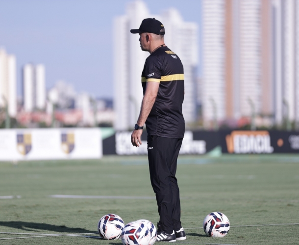 Eduardo Baptista comanda treino tático em Goiânia