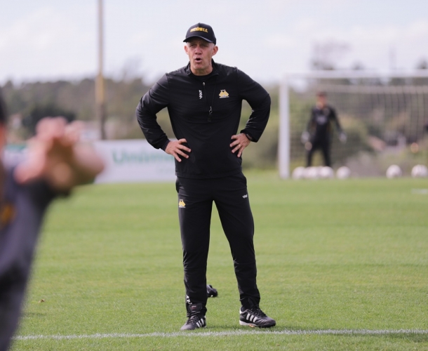 Eduardo Baptista faz o primeiro treino tático da semana