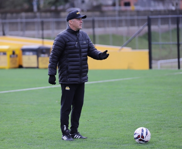 Eduardo Baptista faz treino tático na manhã de sábado