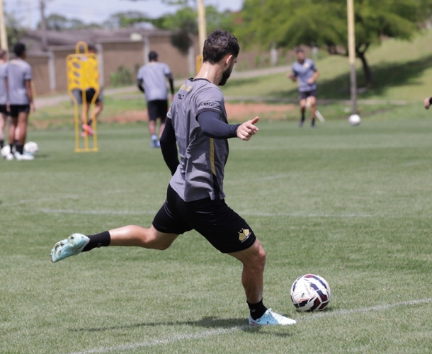 Elenco faz treino tático no CT