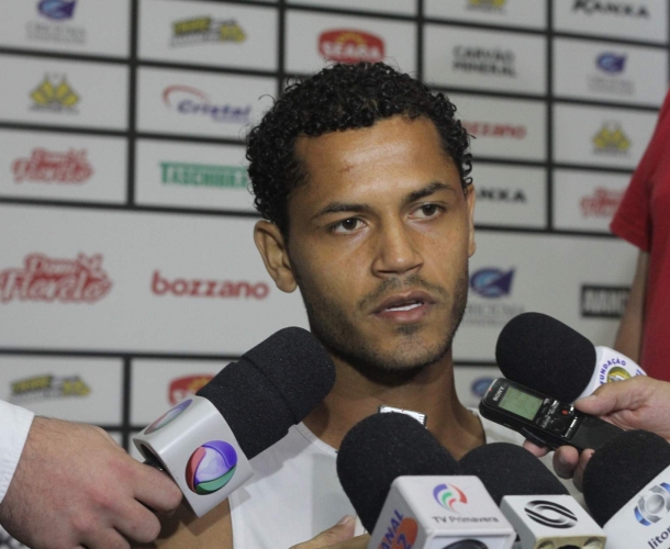 Élton elogia dedicação do elenco