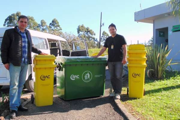 RAC Saneamento doa lixeiras para o CT