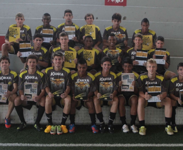 Garotos da base do Tigre ganham cadernos