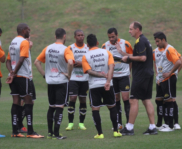 Grupo faz treino técnico tático no CT