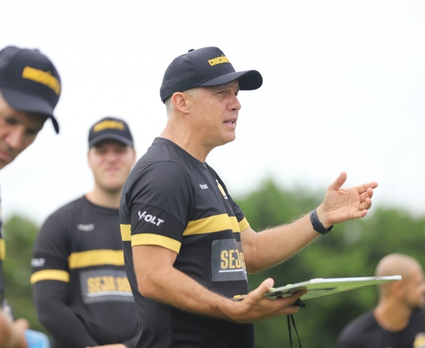 Início da preparação tática para a estreia na Série B