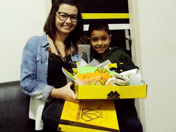 Jovem sócio recebe kit oficial do Tigre