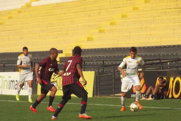 Júnior do Criciúma empata com o Atlético (PR)