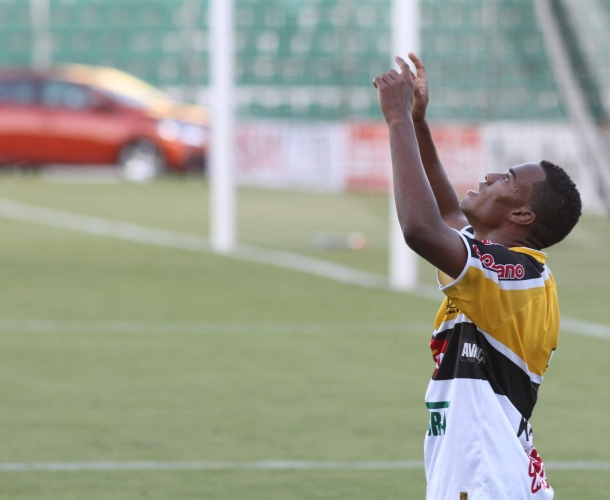 Lins completa 50 jogos no Criciúma