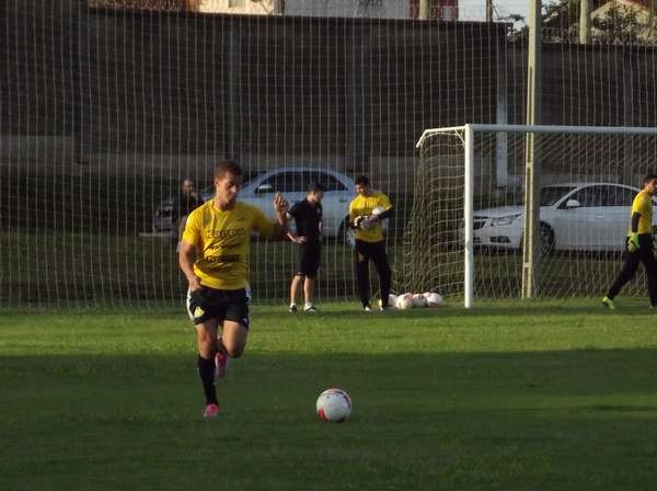 Moacir Júnior comanda treino no CT