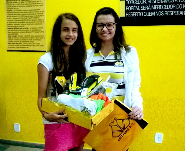 Sócia ganha kit oficial do Criciúma