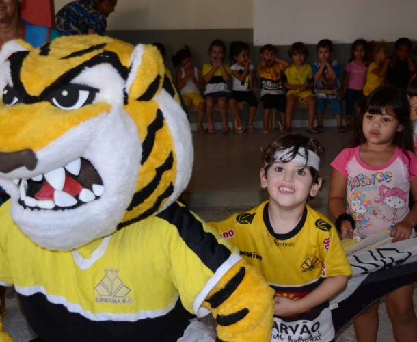 Tigrão agita criançada no Lapagesse