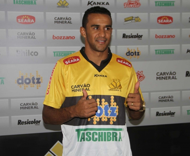 Tigre apresenta  o volante Serginho