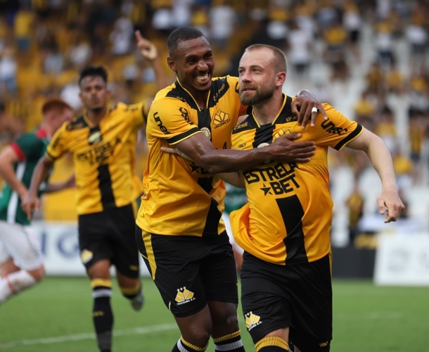 Tigre estreia levantando a taça da Recopa