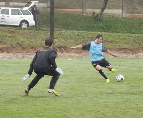 Tigre faz treino movimentado no CT
