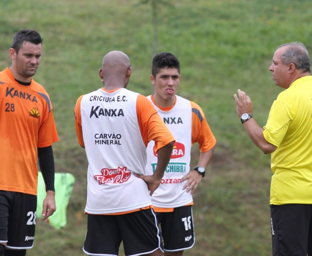 Tigre faz treino técnico no CT