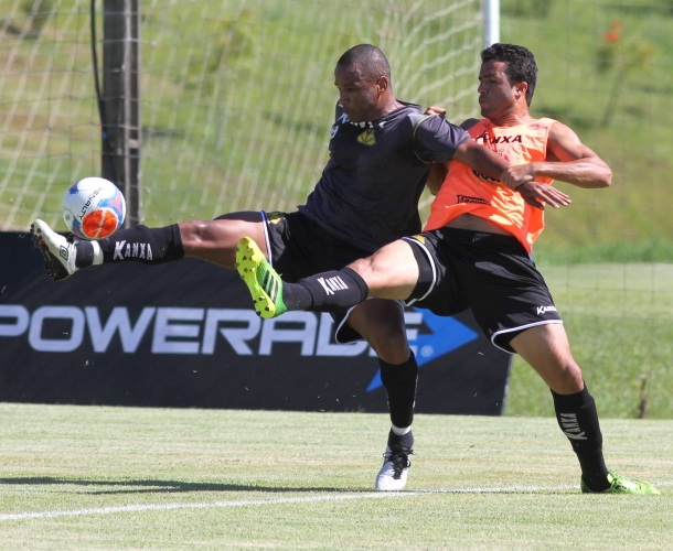 Tigre trabalha posicionamento no CT
