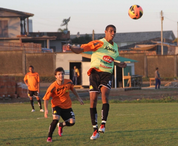 Tigre treina cruzamento e finalização