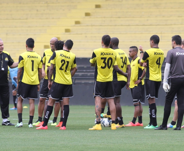 Toninho Cecílio comanda treino tático