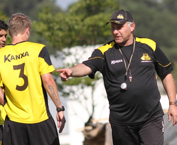 Toninho comanda primeiro treino no Tigre