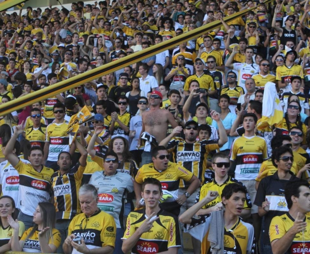 Torcida empurra o Tigre