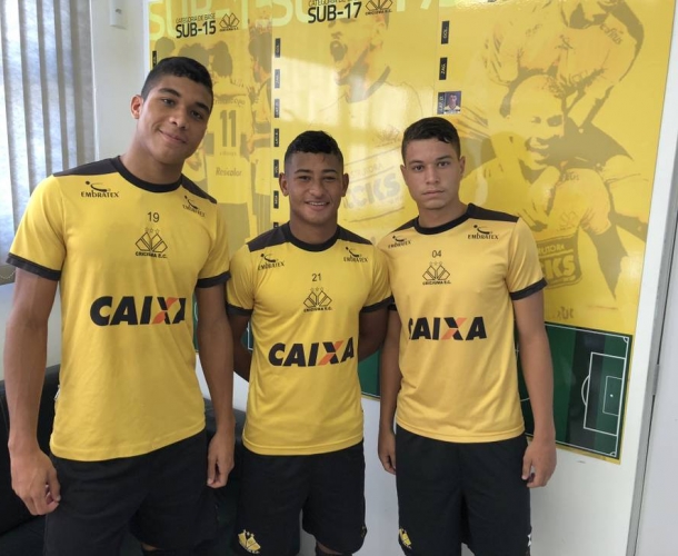 Trio formaliza primeiro contrato profissional
