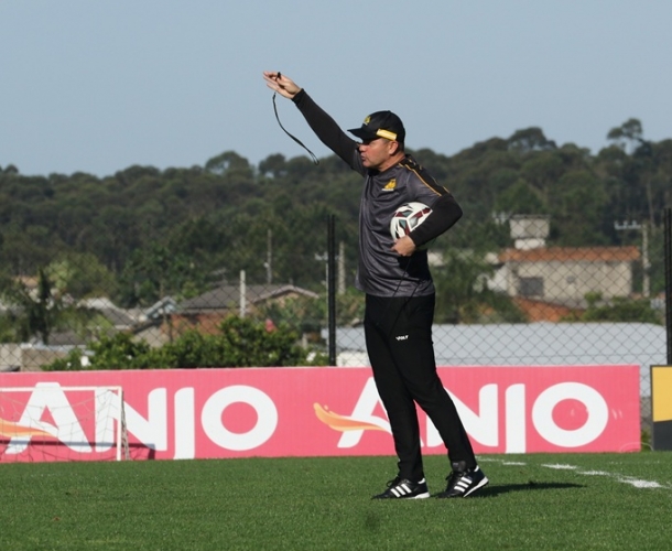 Umberto Louzer comanda o primeiro treino no Tigre