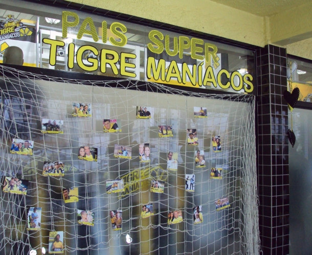 Vitrine da Tigre Maníacos homenageia pais