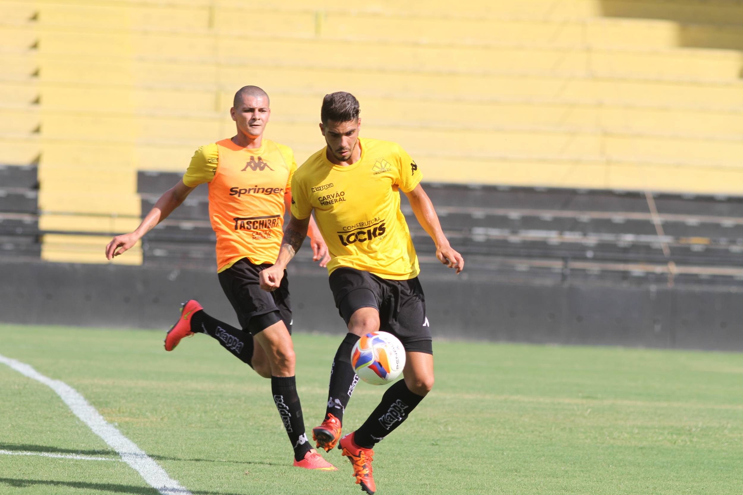 Treino coletivo para ajustar o time