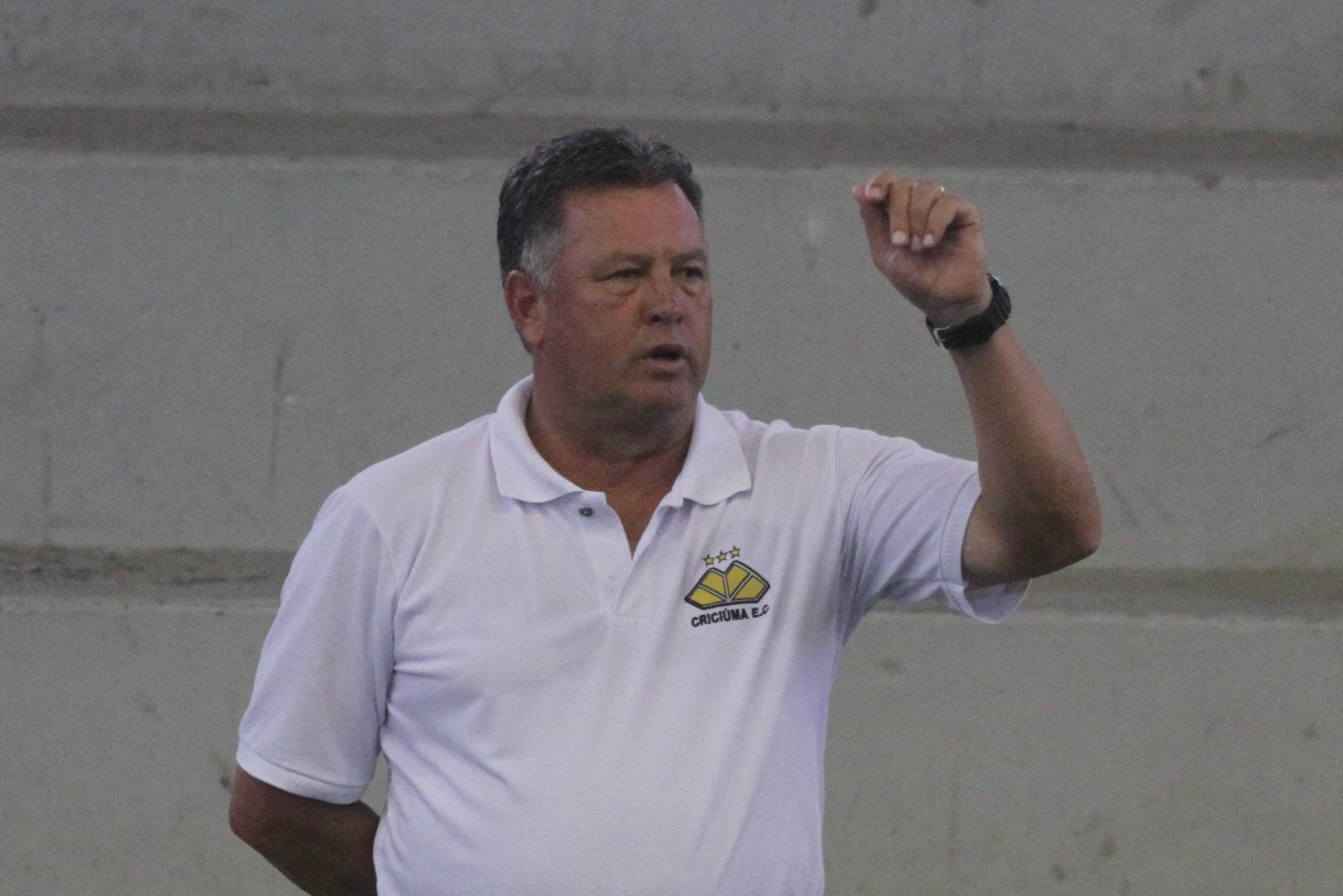 Tigre treina no gramado sintético