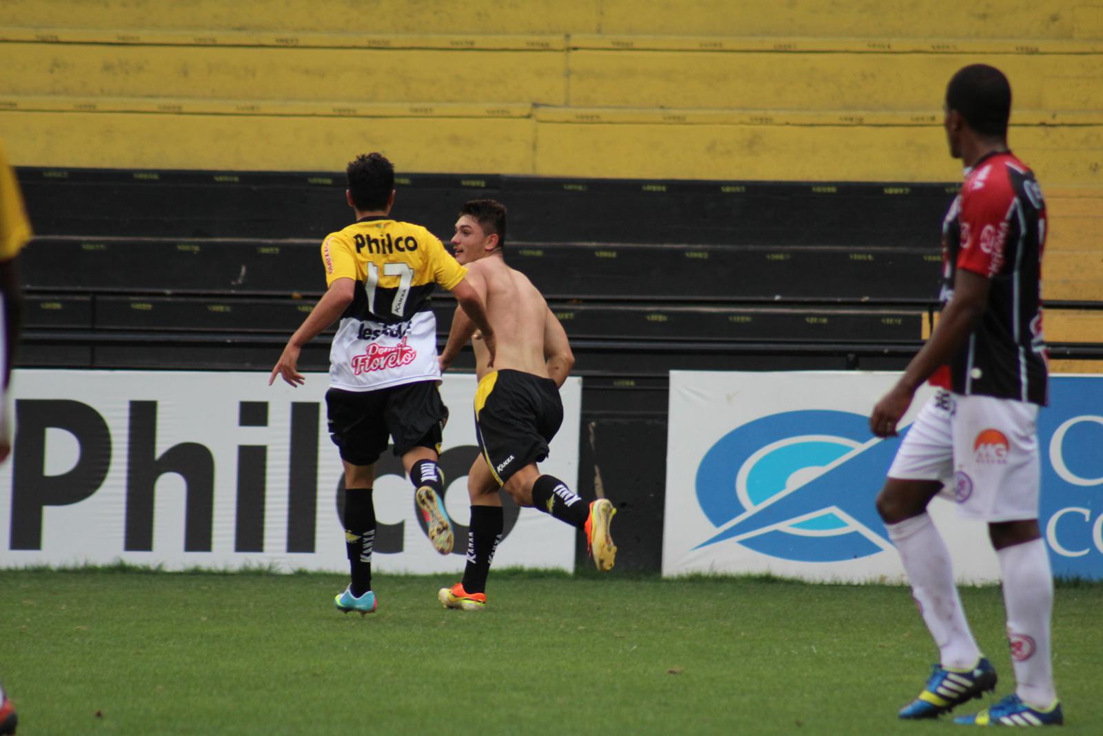 Tigre vence e fica a um passo do título estadual