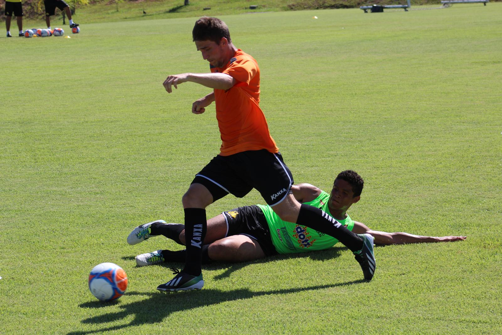 Sob forte calor, Tigre faz trabalho tático