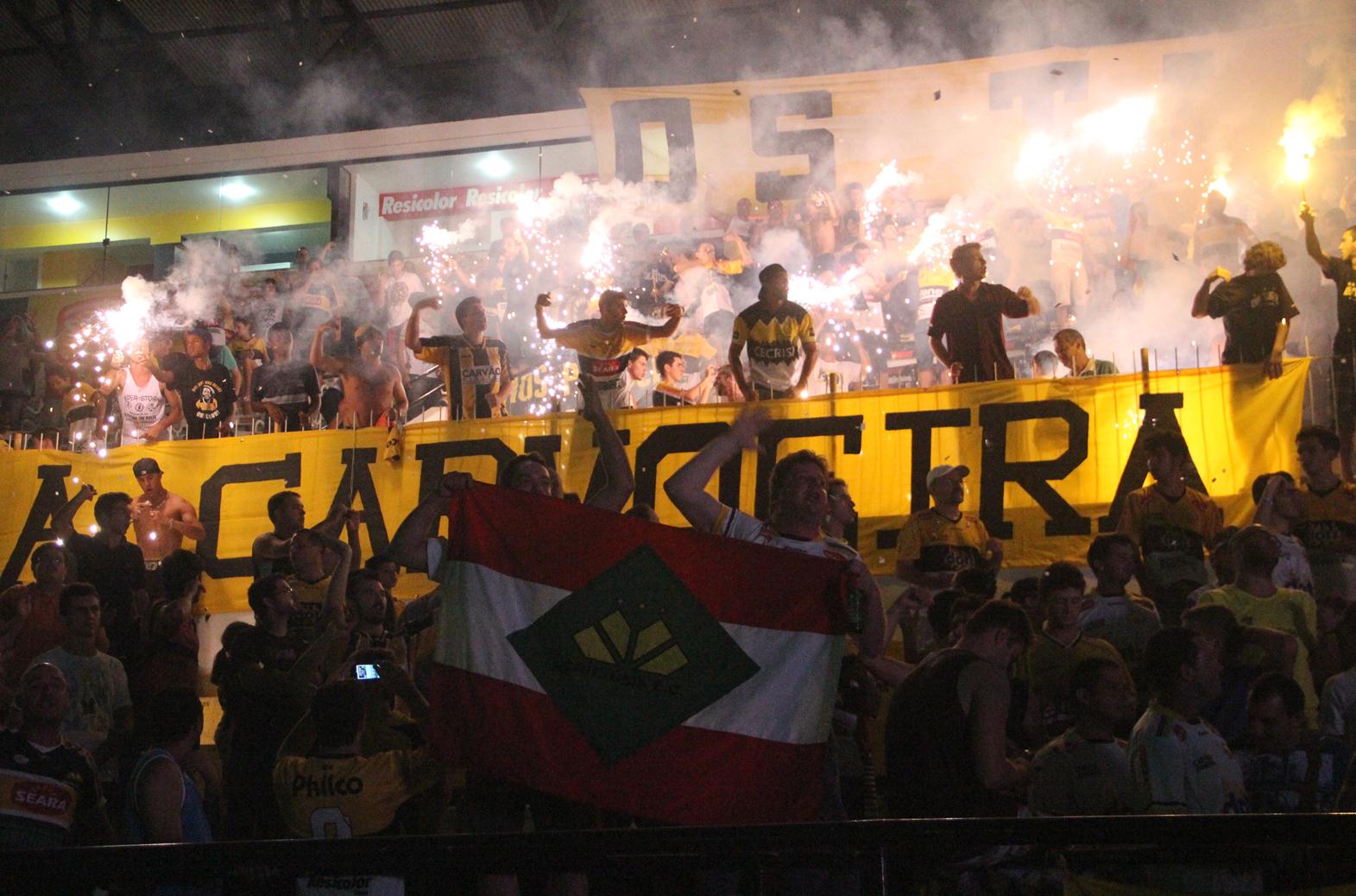 Festa tricolor na apresentação do elenco