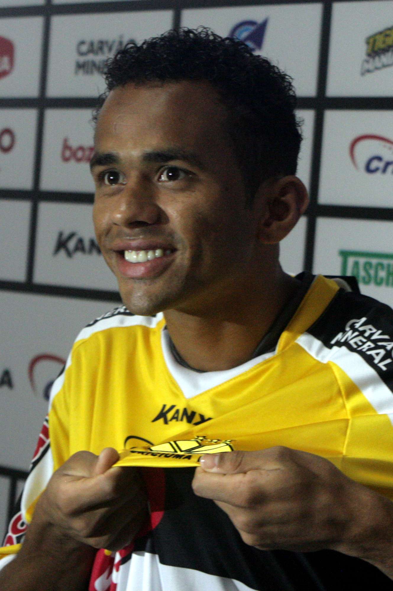 Lateral se apresenta no Tigre